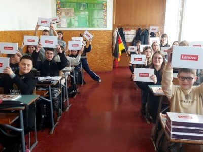 школярі з планшетами