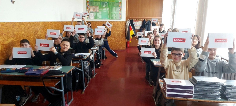 школярі з планшетами