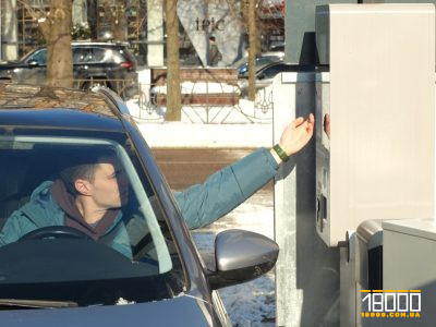 Водій розраховується на платній парковці