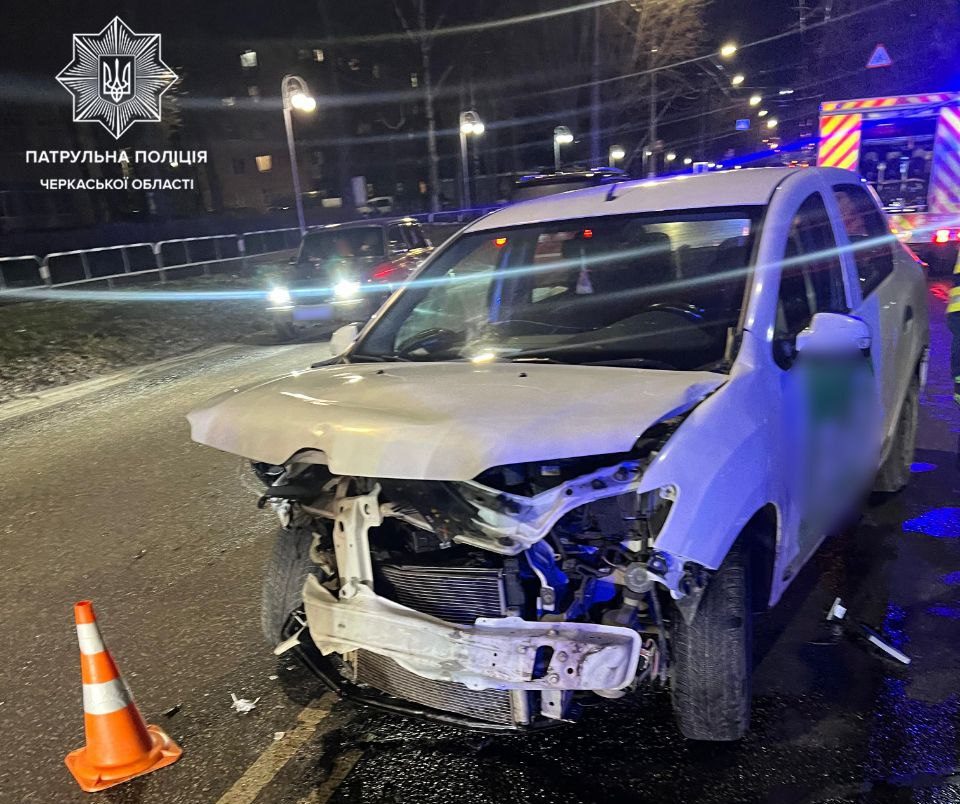 Водій в’їхав в електроопору на Смілянській у Черкасах (ФОТО)