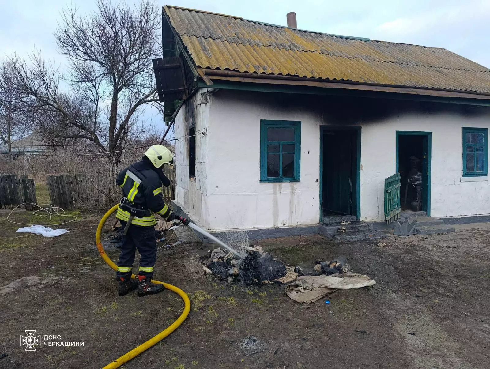 Господар будинку на Черкащині потрапив у лікарню через опіки