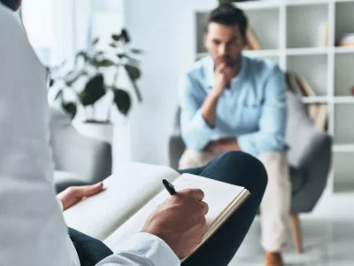 чоловік на прийомі у психолога