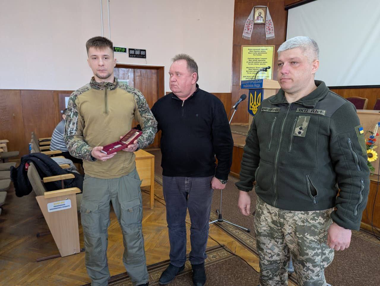 Родинам двох загиблих морських піхотинців зі Звенигородщини передали нагороди (ФОТО)