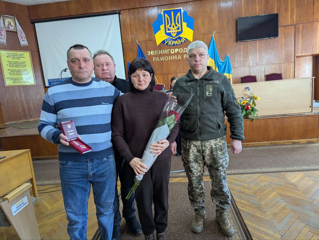 Родинам двох загиблих морських піхотинців зі Звенигородщини передали нагороди (ФОТО)