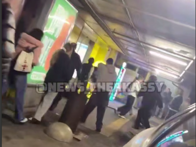 люди йдуть біля ТРЦ