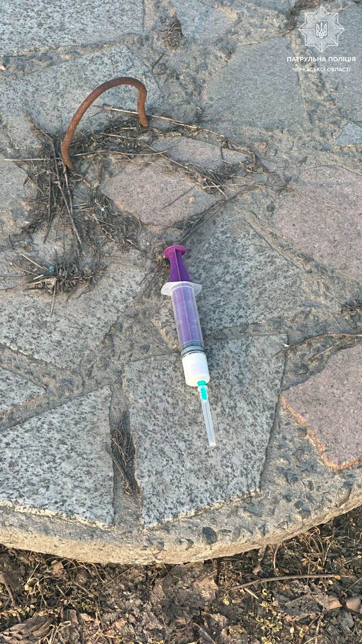 У Черкасах знайшли одного чоловіка зі шприцом з рідиною, а іншого, ймовірно, з наркотиками