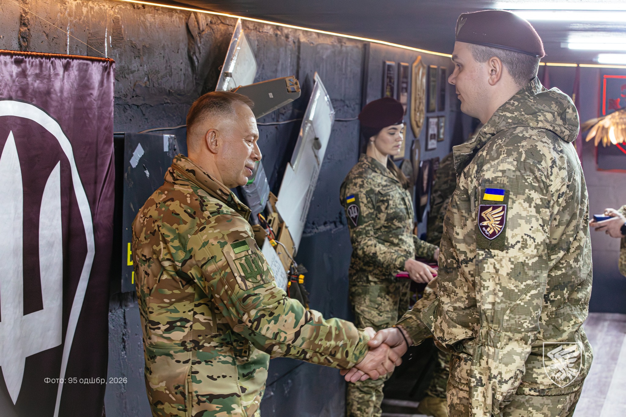 Сирський вручає нагороду