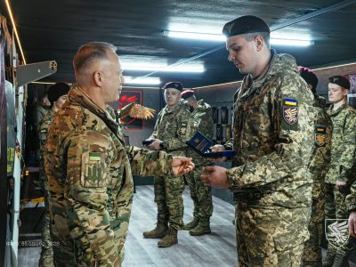 Сирський нагородив Срібним хрестом