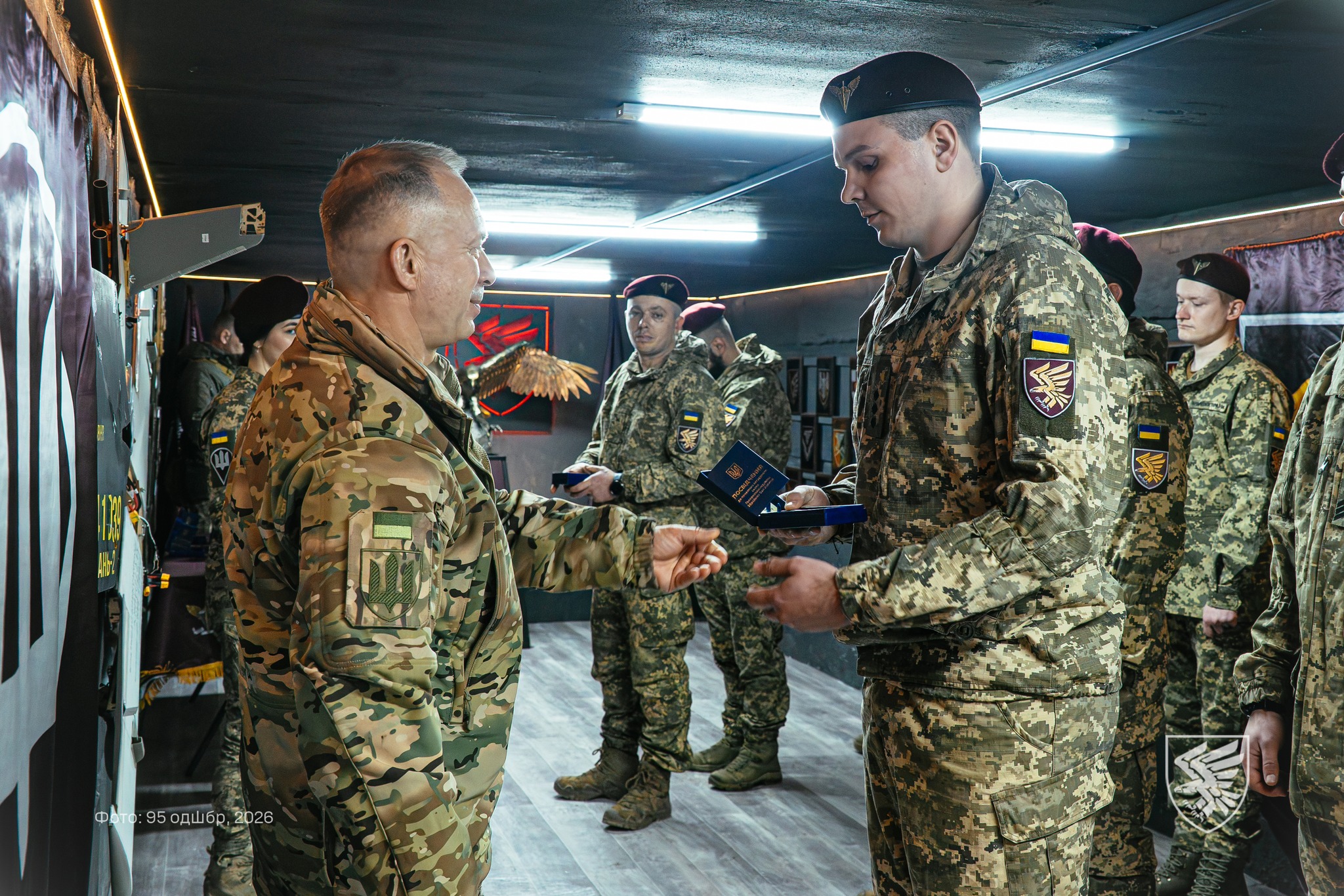 Сирський нагородив Срібним хрестом