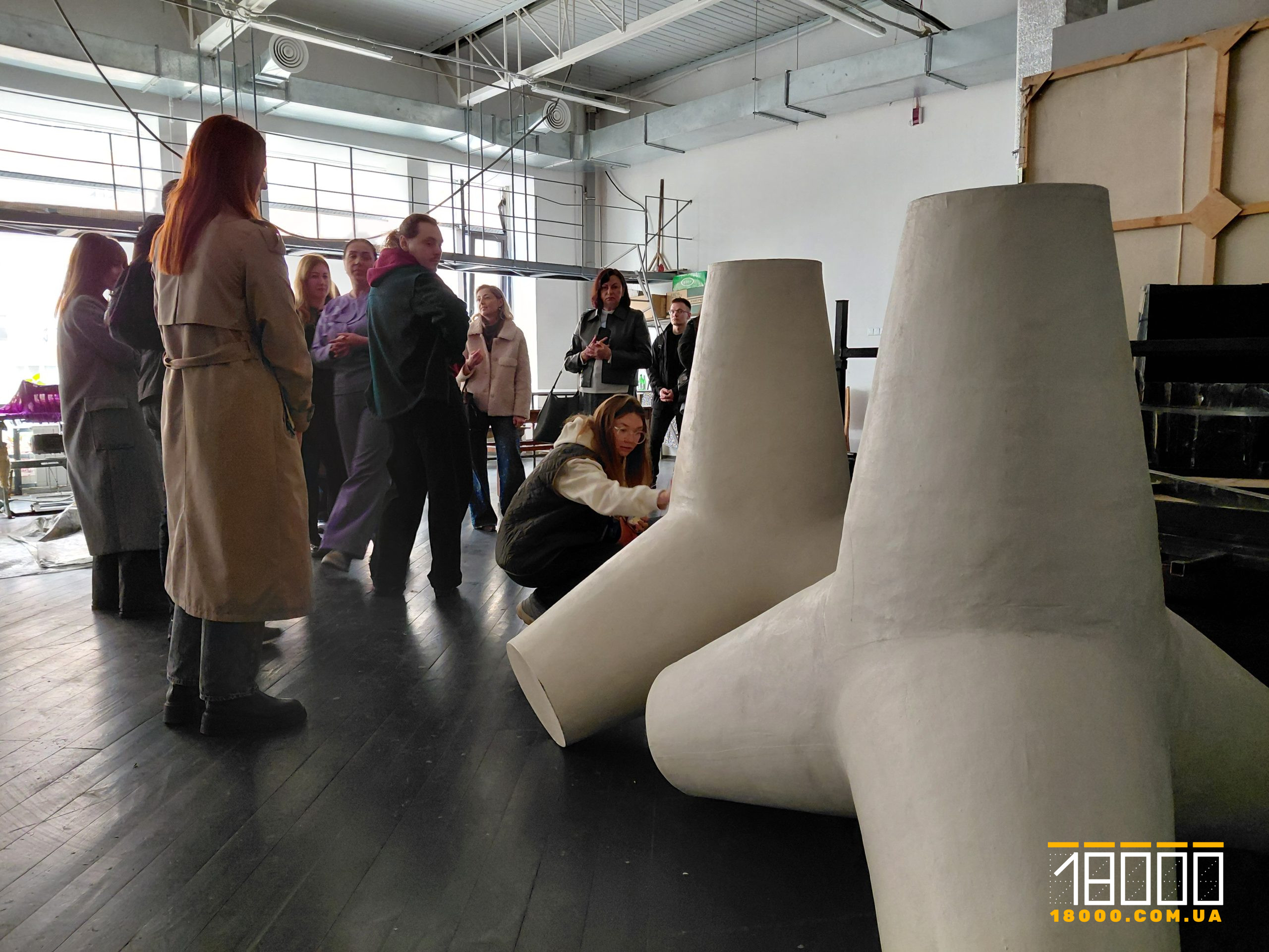 Учасники екскурсії біля тетраподів