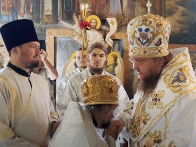 цілує руку феодосію