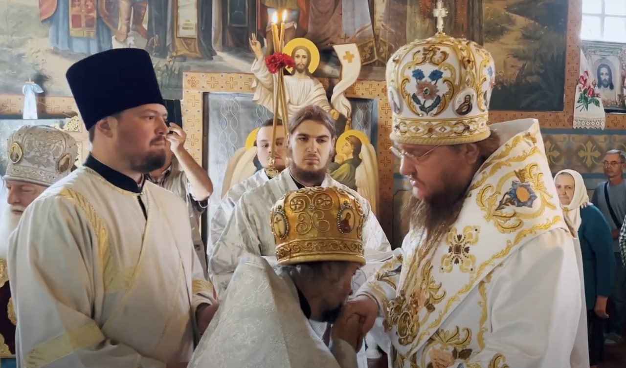 цілує руку феодосію