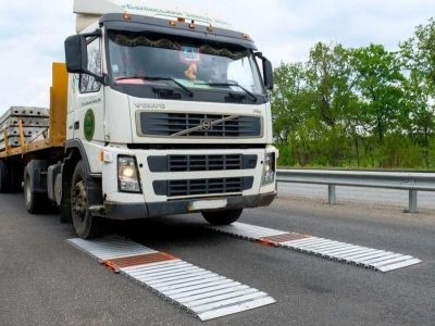 вантажівка на вагах