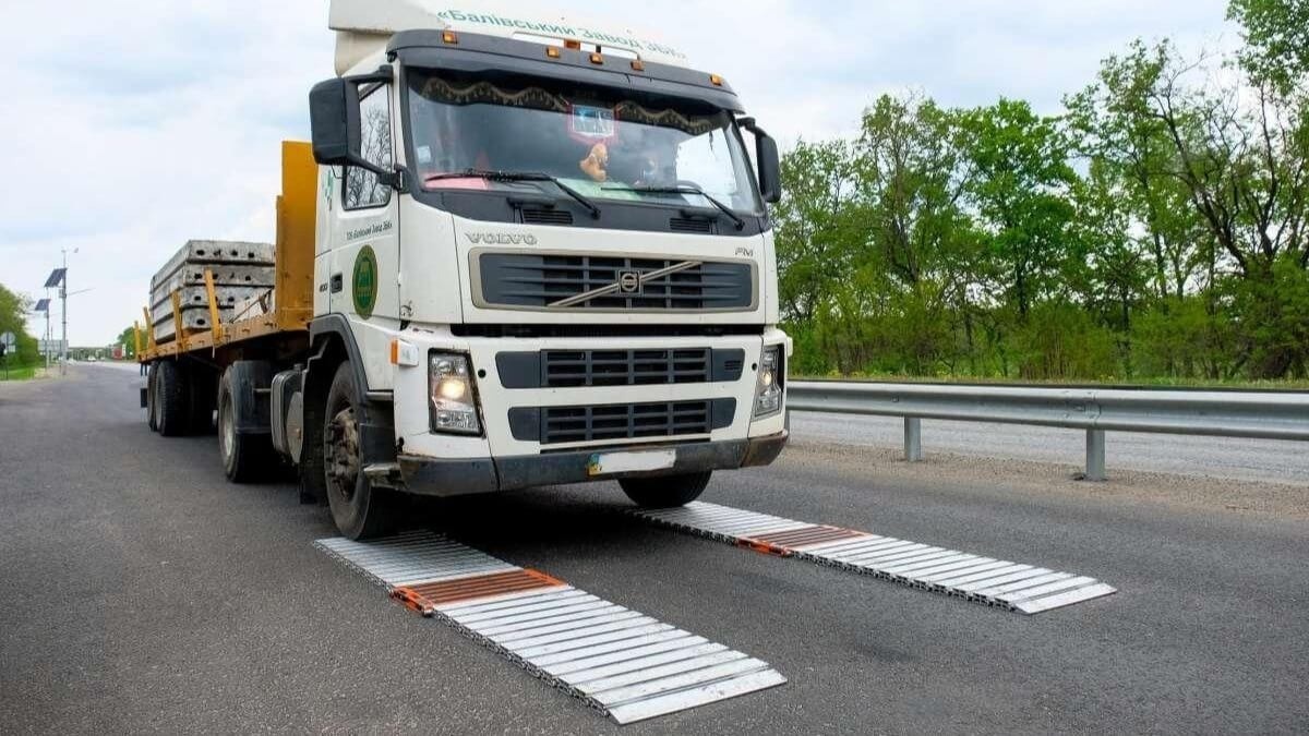 вантажівка на вагах
