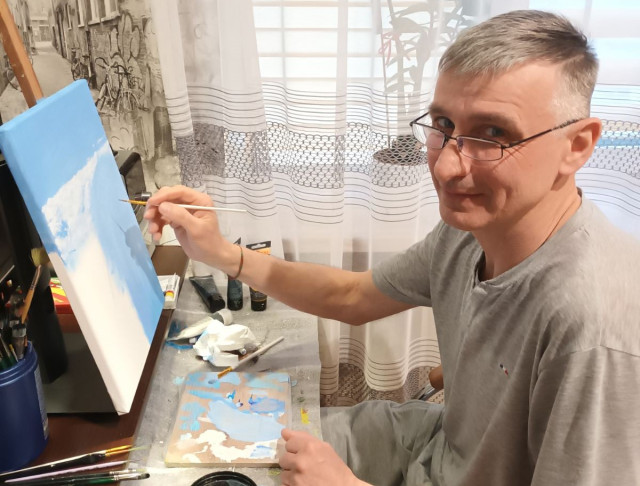 «Допомагає не зациклюватися на війні»: у Каневі колишній гранатометник малює картини (ФОТО)