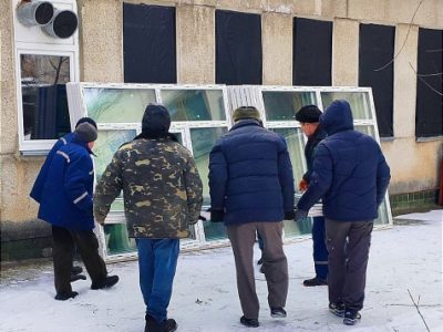 встановлюють вікна