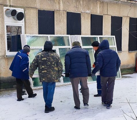Перейшли до закладів соціальної сфери: у Каневі продовжують встановлювати вікна, пошкоджені внаслідок обстрілу
