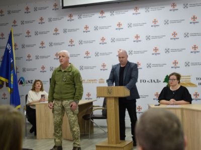 люди біля трибуни