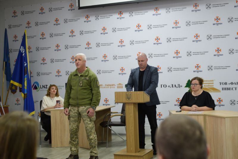 люди біля трибуни