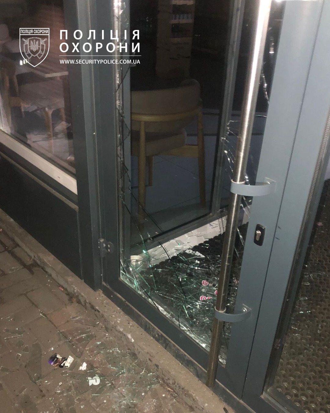 Чоловік уночі проник у магазин в Черкасах, а коли приїхала поліція, заховався за холодильником