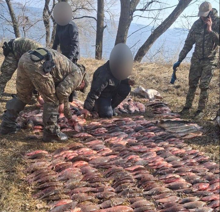 Сім мішків риби та гумовий човен: на Черкащині затримали незаконних рибалок (ФОТО)