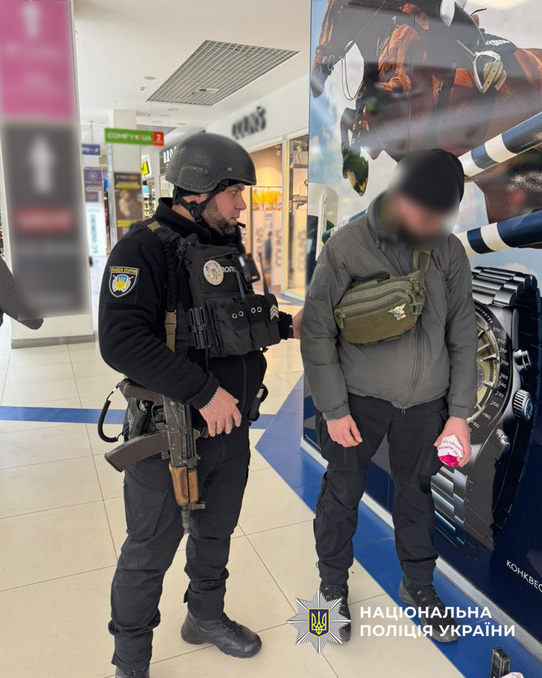 У Черкасах затримали чоловіка, який схопив прикрасу в ювелірному відділі та вибіг