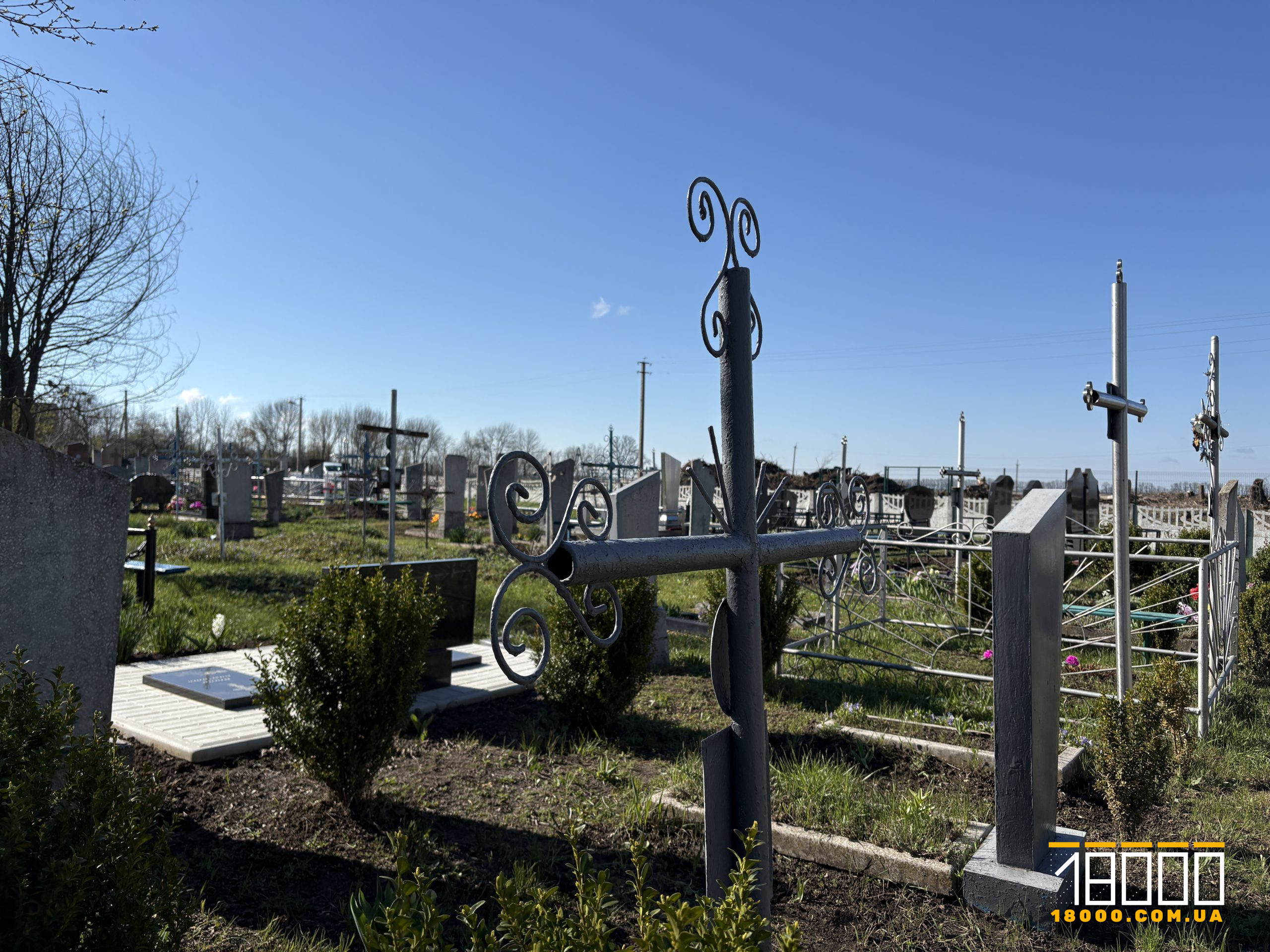 хрести на кладовищі