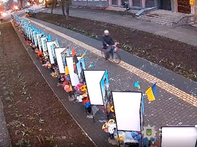 Чоловік на велосипеді їде по Алеї Слави в Монастирищі