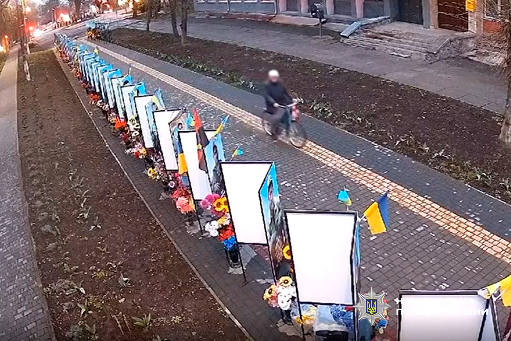 Чоловік на велосипеді їде по Алеї Слави в Монастирищі