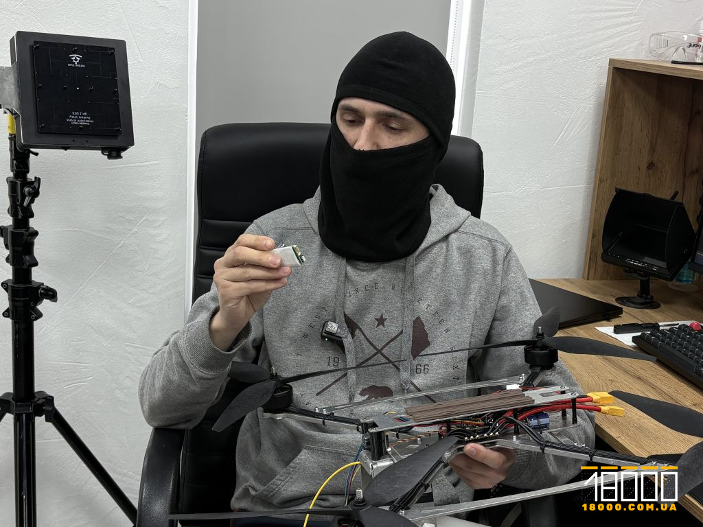 дрон та плата