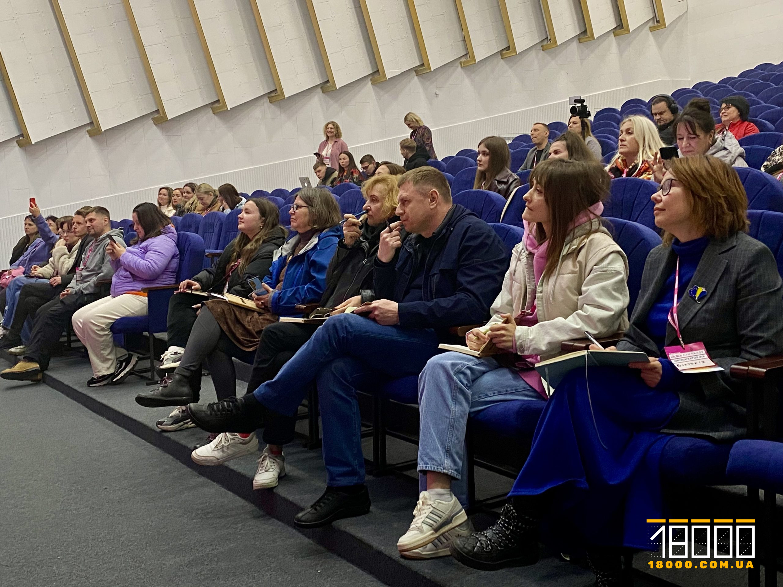 люди на кріслах