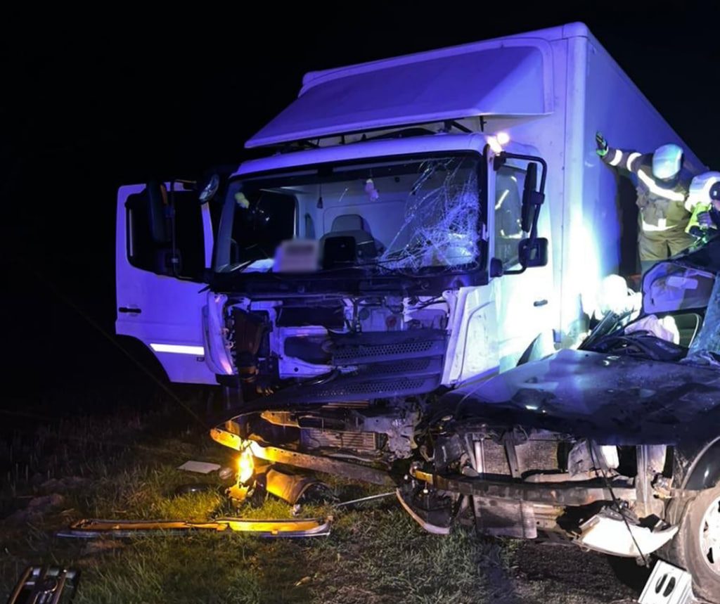 вантажівка та легковик зіткнулися