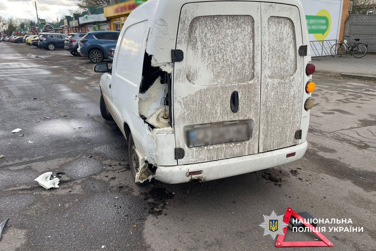 Автомобіль, який збив мотоцикл