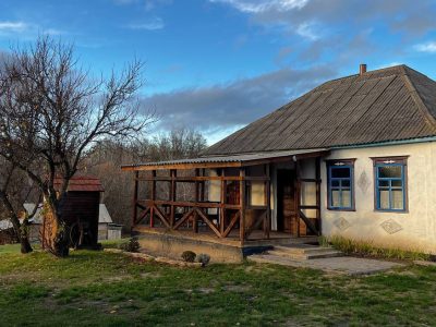 біла хата на фоні неба