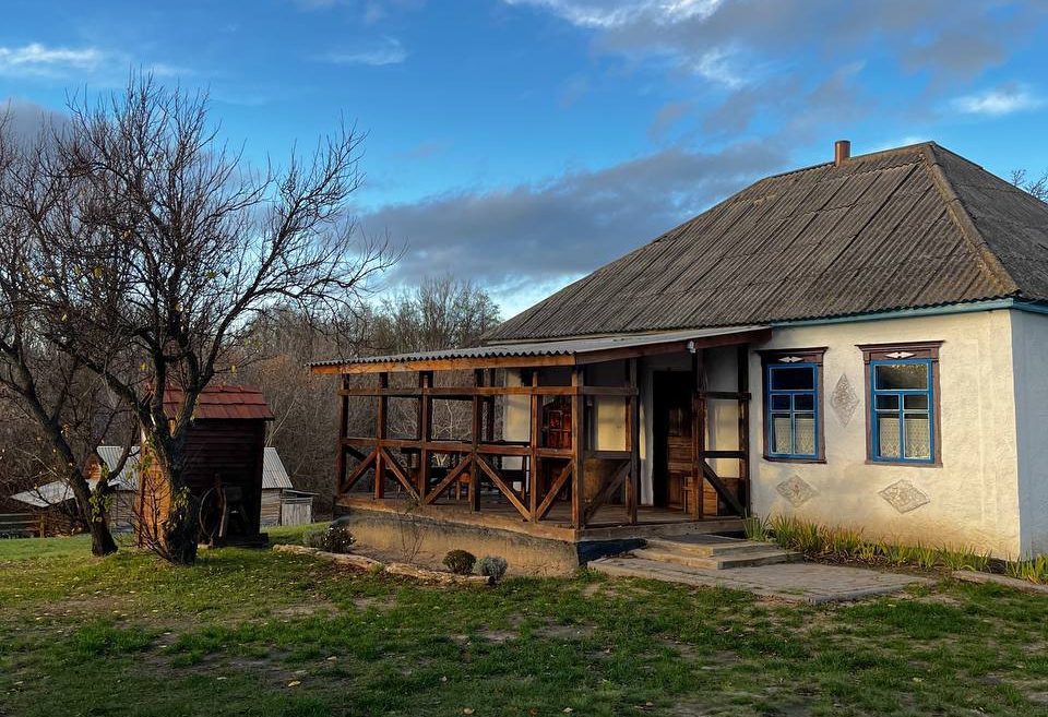 біла хата на фоні неба