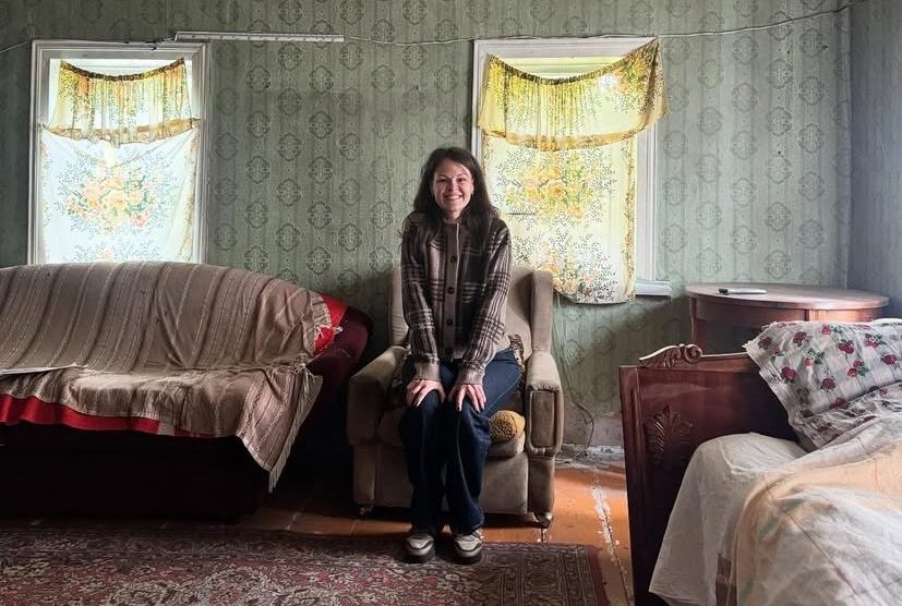 жінка на старому дивані