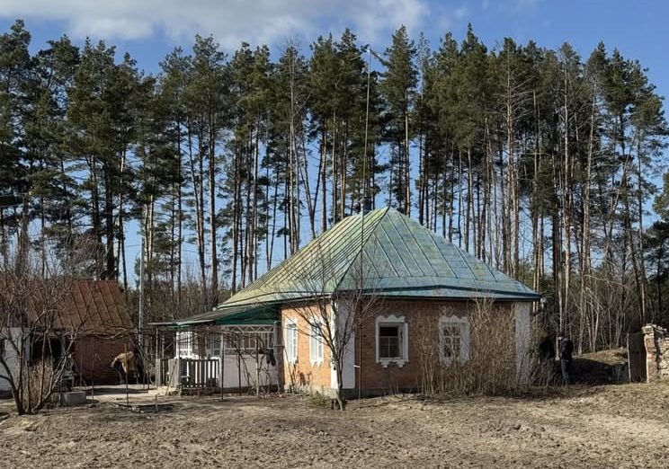 хата біля лісу