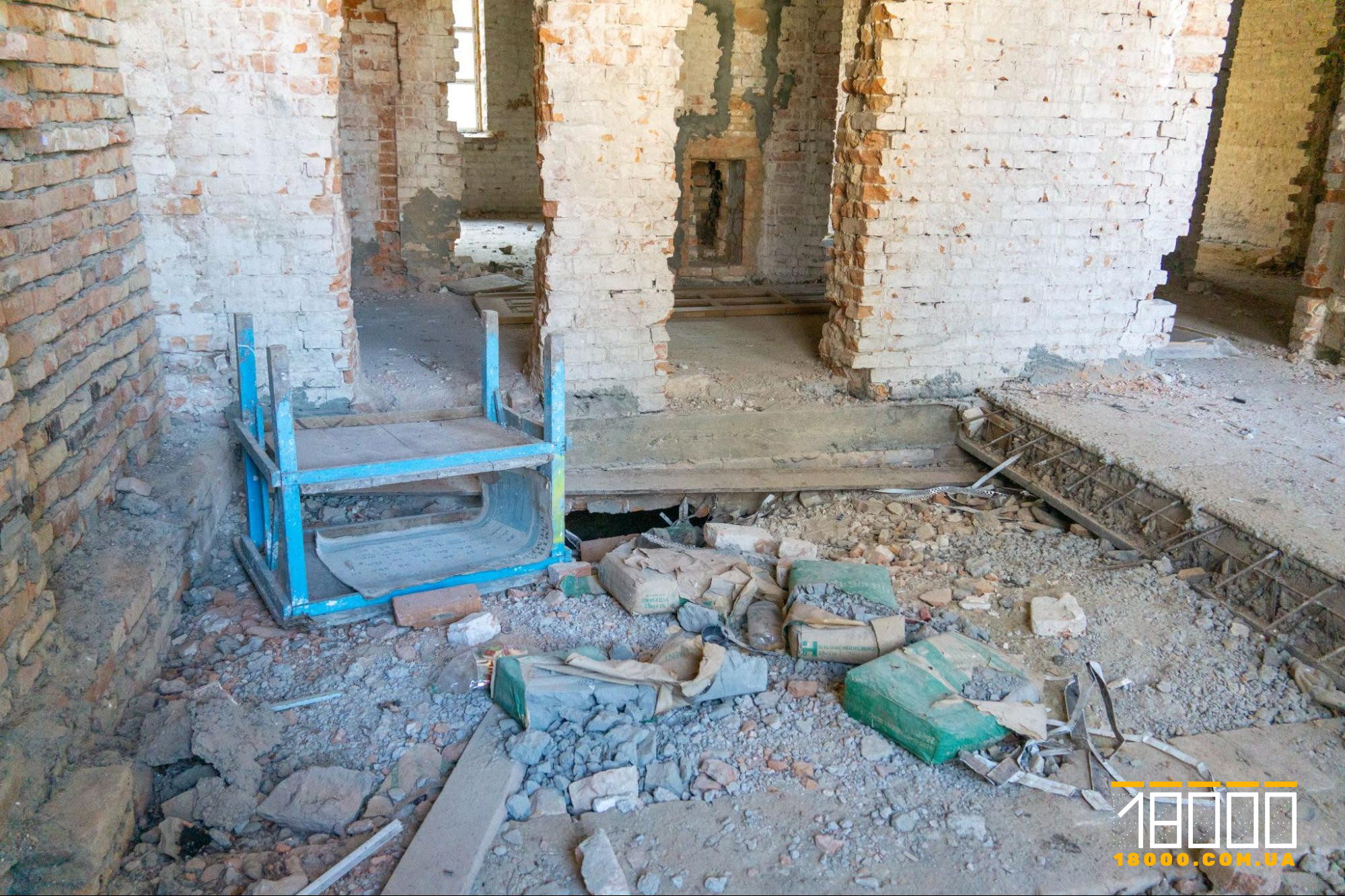 Залишки будматеріалів та дірка в підлозі маєтку Енгельгардтів на Черкащині.