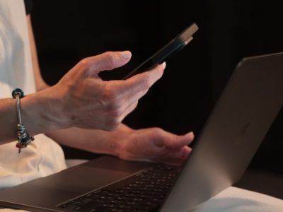 рука з телефоном