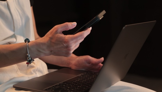 рука з телефоном