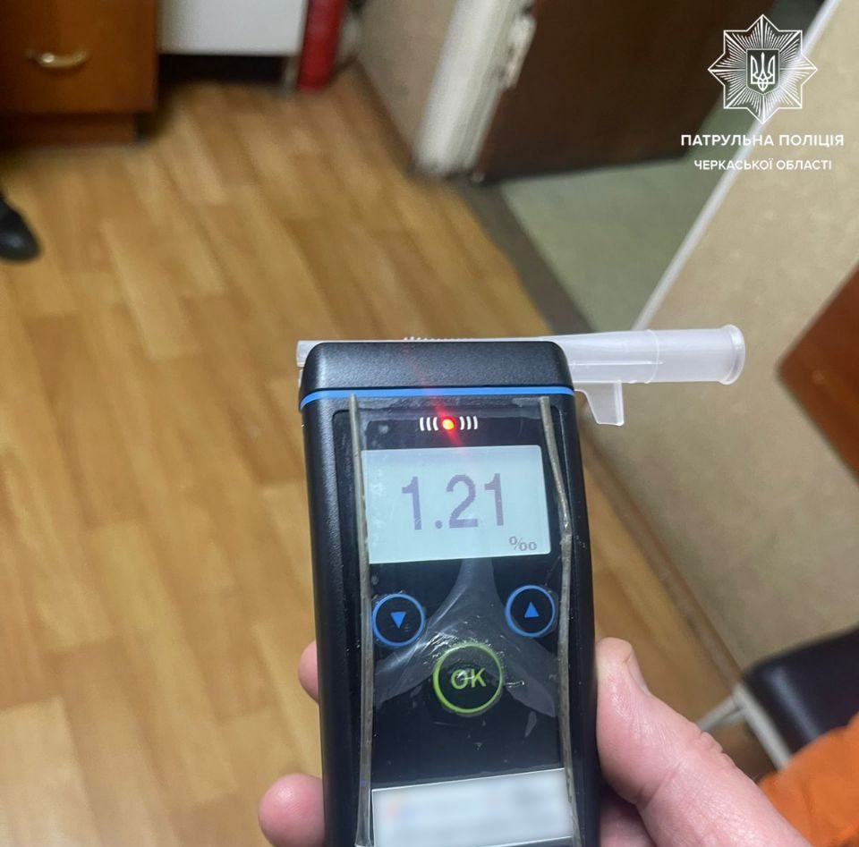 У Черкасах зупинили водія без прав: перед оглядом у нарколога він почав пити алкоголь