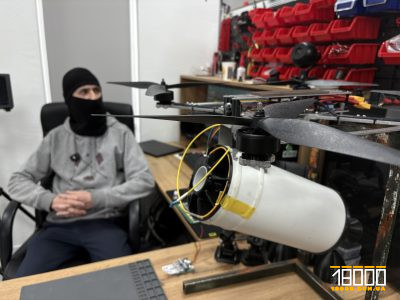 Інженер сидить спереду дрон