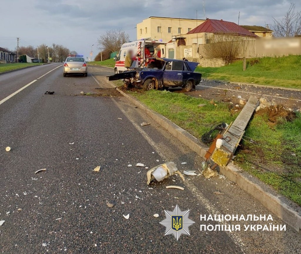 Нетверезий юнак в’їхав у електроопору на Черкащині. Пасажир потрапив у лікарню