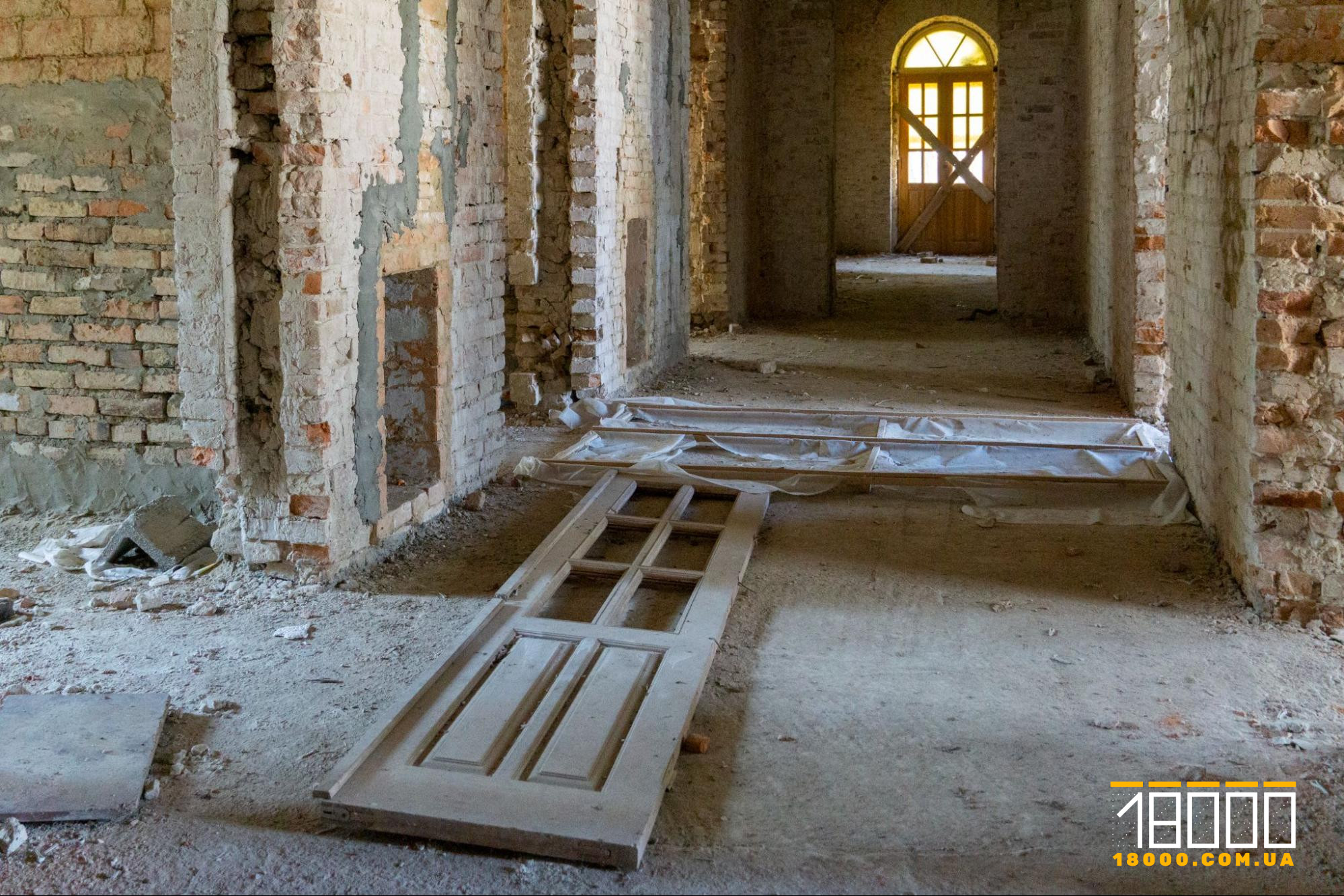 Двері лежать на підлозі маєтку Енгельгардтів.