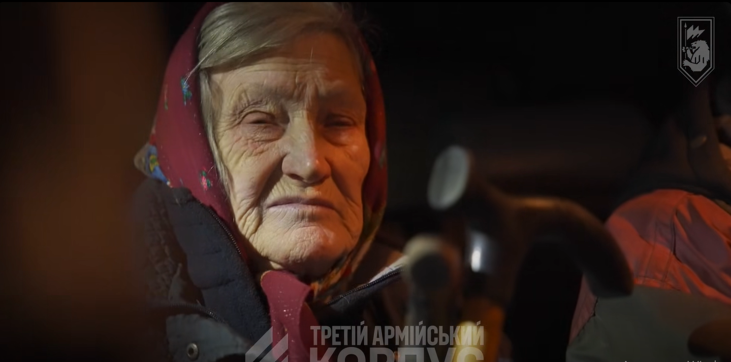«Бабуся, сідай»: бійці Третього армійського корпусу евакуювали жінку на НРК і тепер вона житиме на Черкащині (ВІДЕО)