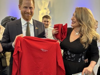 принц Гаррі з лонгслівом