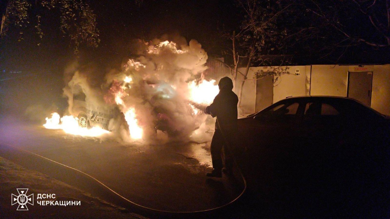 рятувальник гасить мікроавтобус