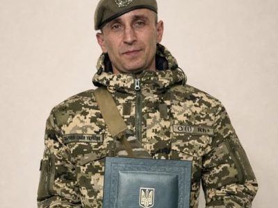 військовий з нагородою