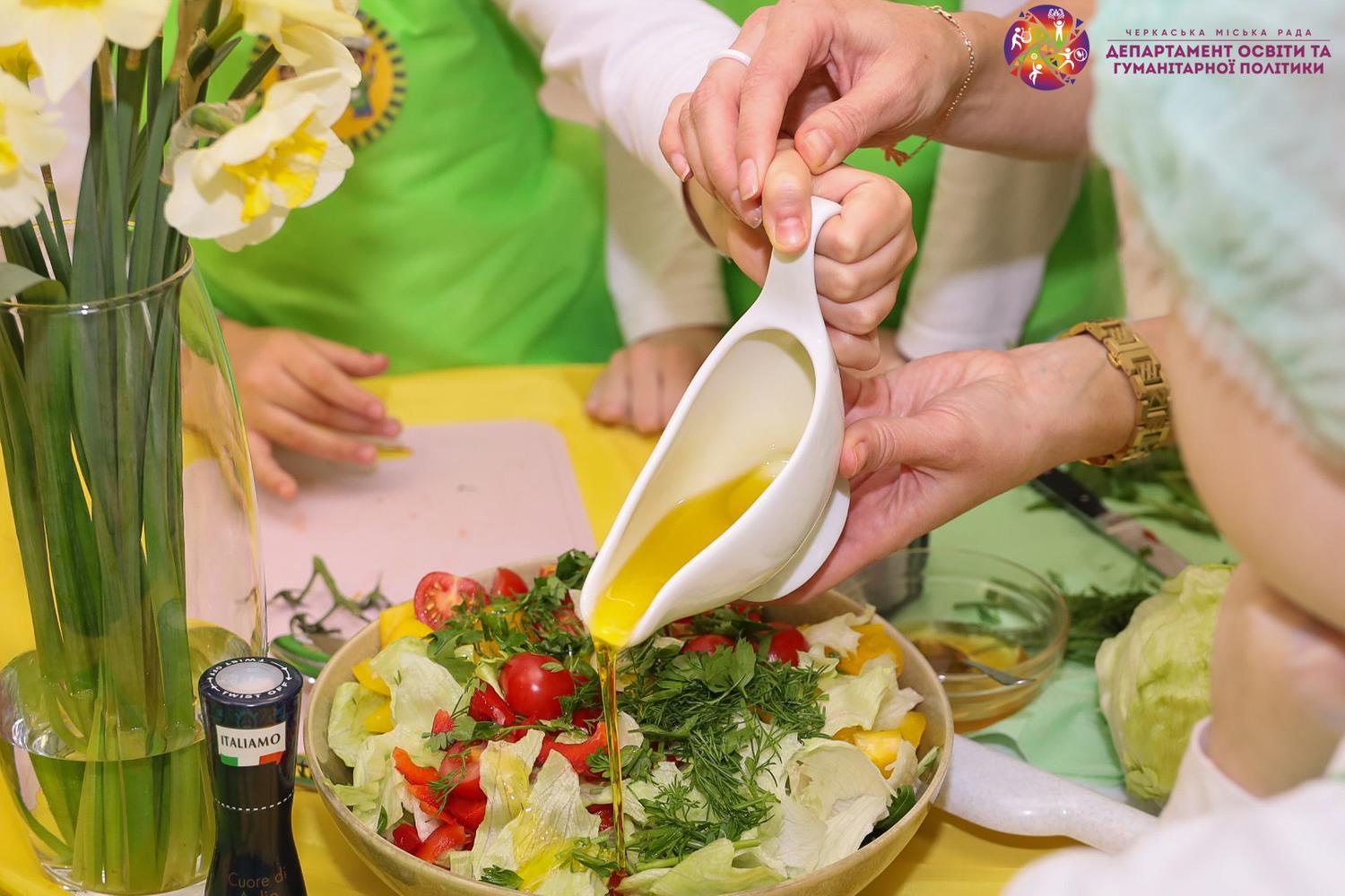 поливають залат олією