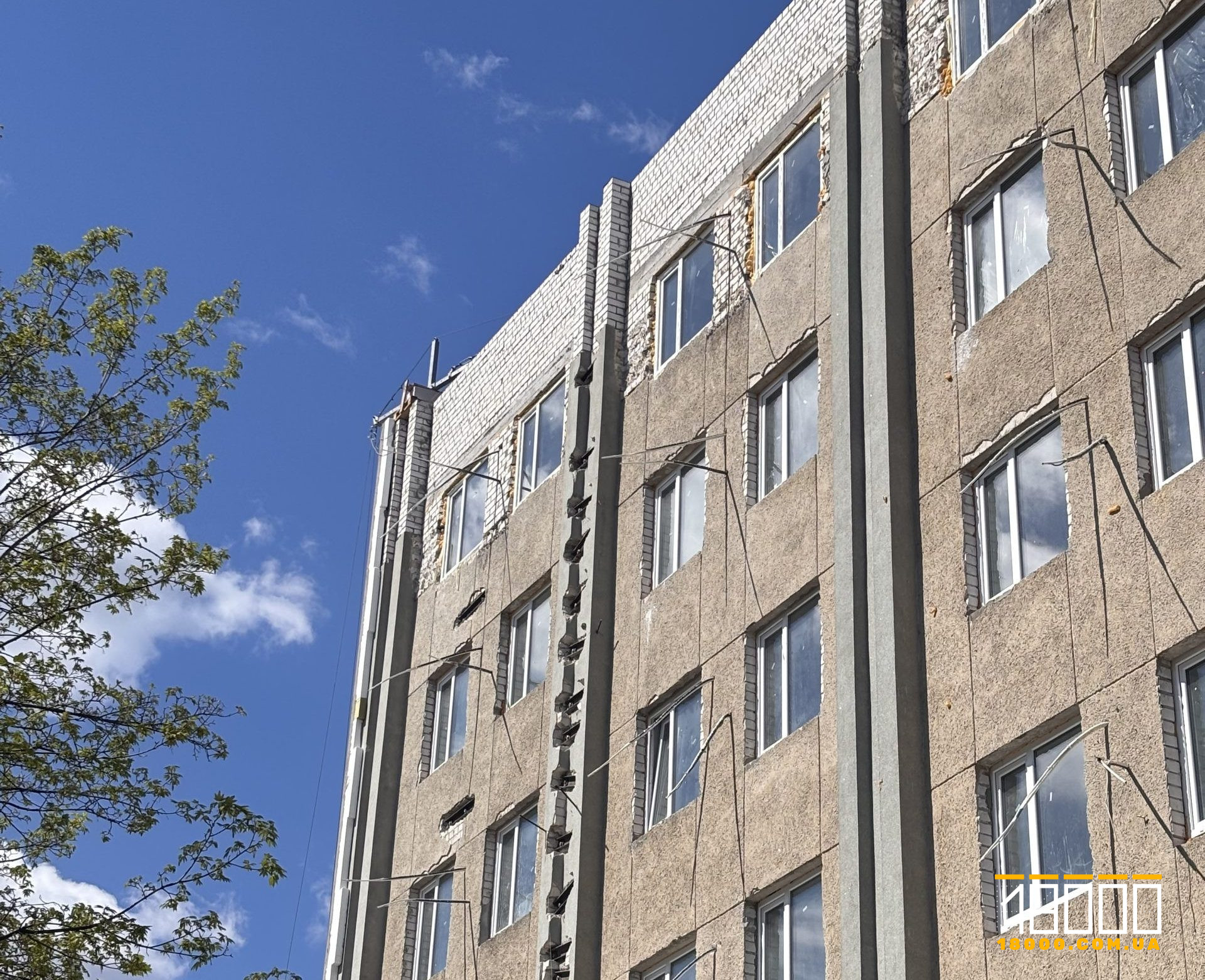 будівля з вікнами